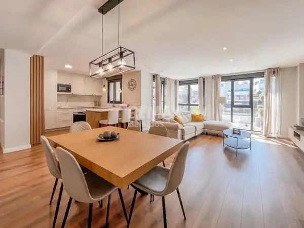 https://static.fotocasa.es/images/ads/d259be33-603c-4f78-92c9-38809946369b?rule=original
