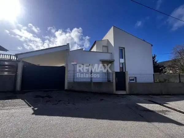 https://static.fotocasa.es/images/ads/e23f74a4-3e49-4d67-97d9-85e61e0b1552?rule=original