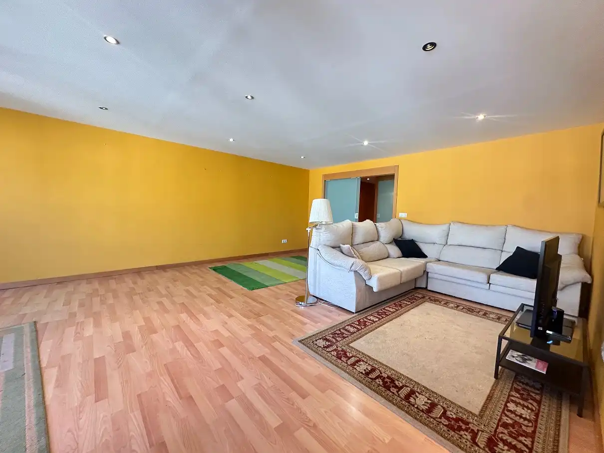 https://static.fotocasa.es/images/ads/525047a1-c624-45de-8e0a-039c87a9acd2?rule=original