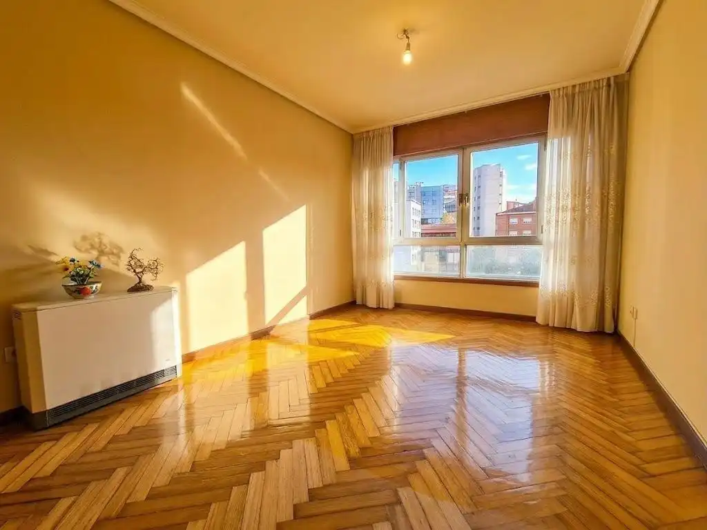 https://static.fotocasa.es/images/ads/d079527e-eb6f-4c16-a42a-ba43b33d8e77?rule=original