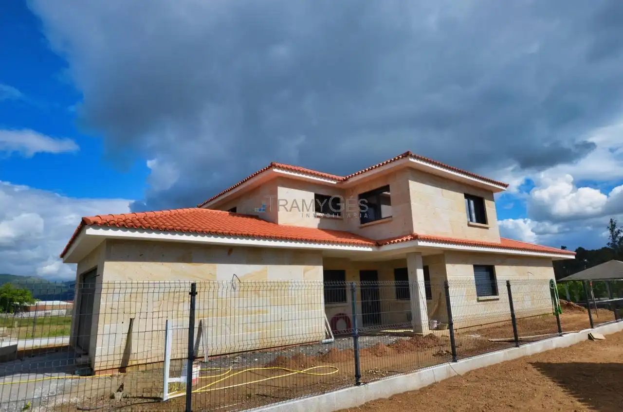 https://static.fotocasa.es/images/ads/fee54941-e18f-4c49-af41-e1c85b178a9b?rule=original