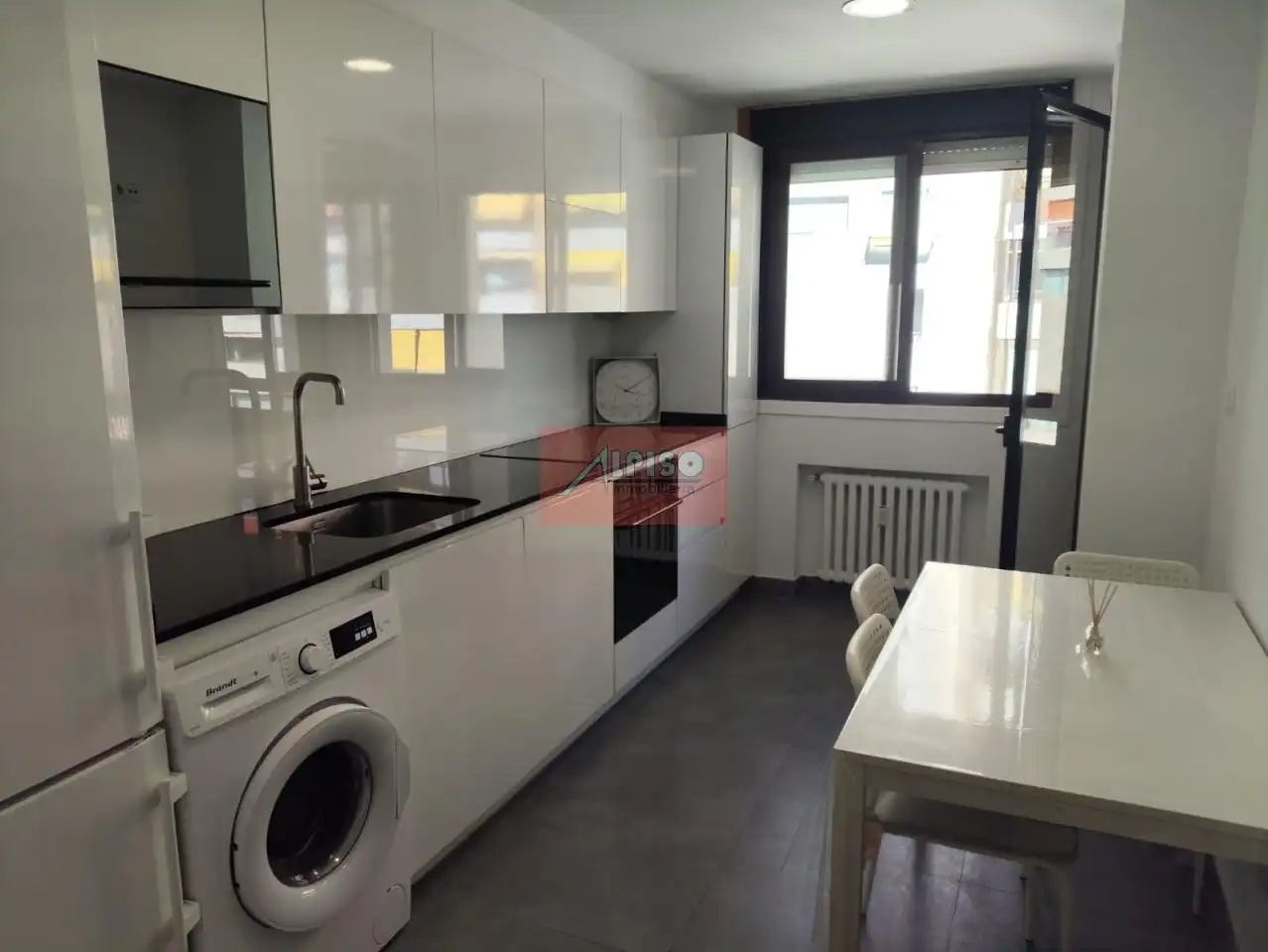 https://static.fotocasa.es/images/ads/d7b469dd-0f0e-4283-aa23-53a14e9509c0?rule=original