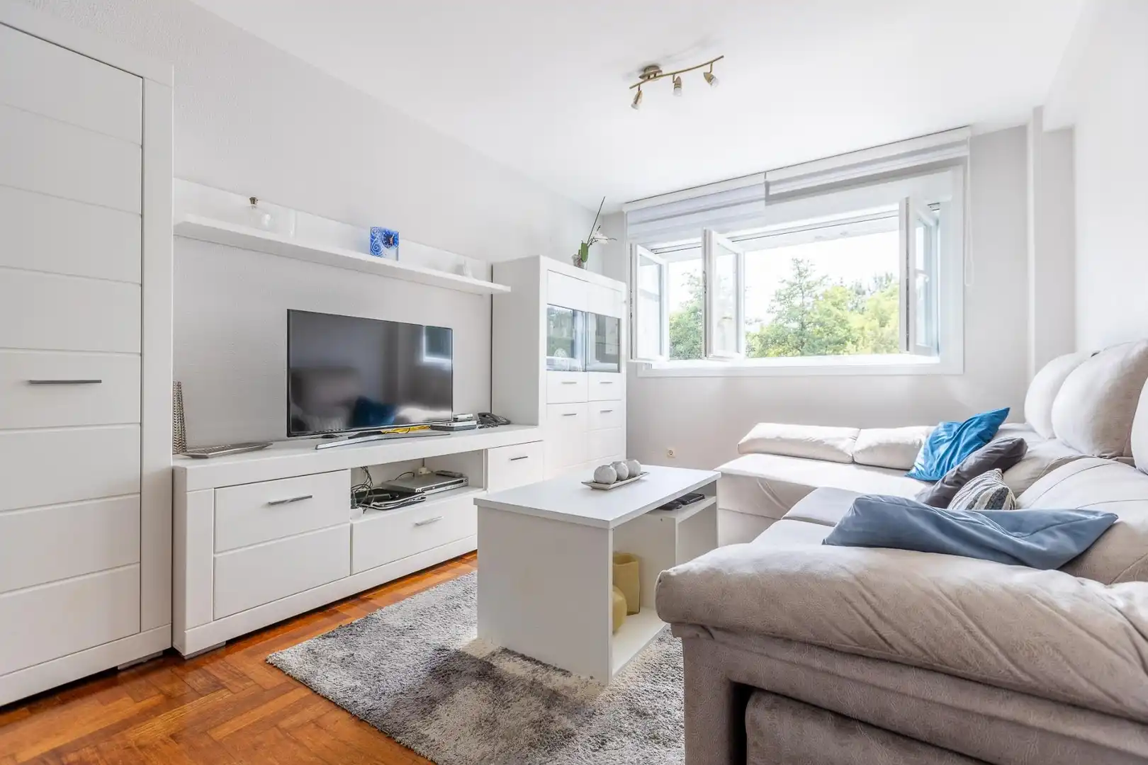 https://static.fotocasa.es/images/ads/3967e714-ae10-4942-98be-c6e3ff74d381?rule=original