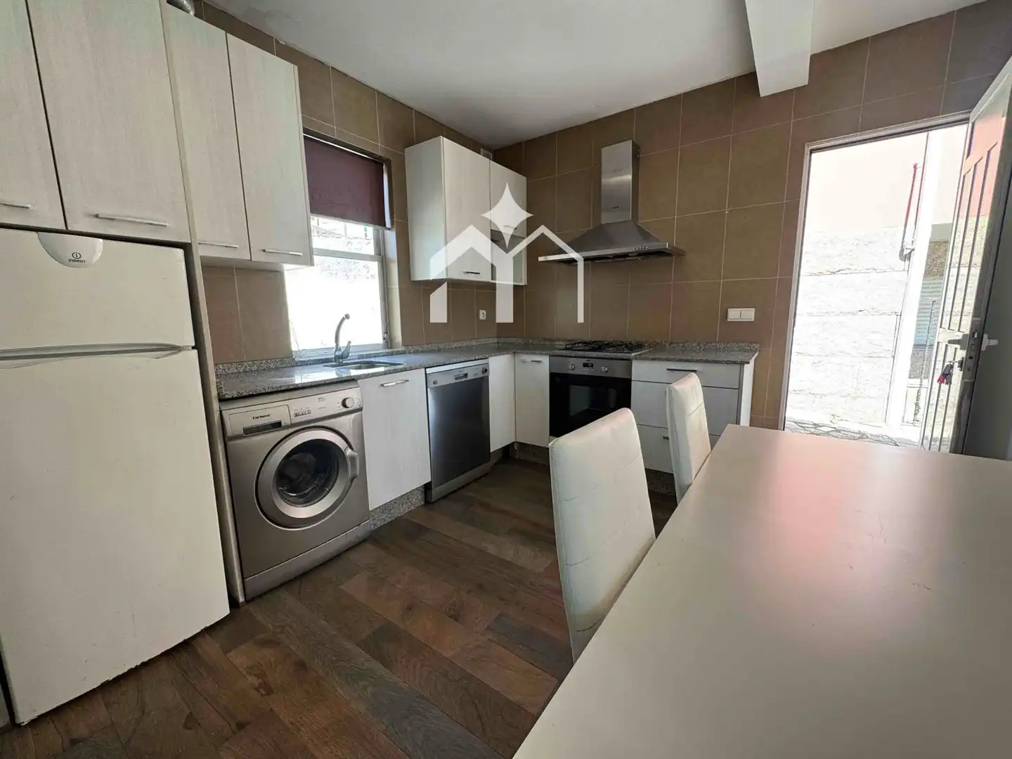 https://static.fotocasa.es/images/ads/7e3385a0-03b1-4d44-a34e-53faa3d9b10f?rule=original