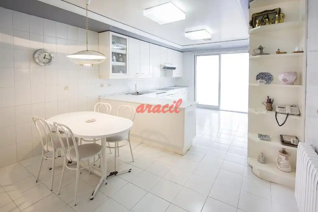 https://static.fotocasa.es/images/ads/12f47f76-0f23-4585-a5e4-0b53643540e8?rule=original