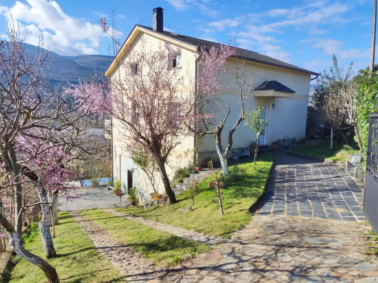 https://static.fotocasa.es/images/anuncio/2025/04/20/186259126/4612323969.jpg?rule=original