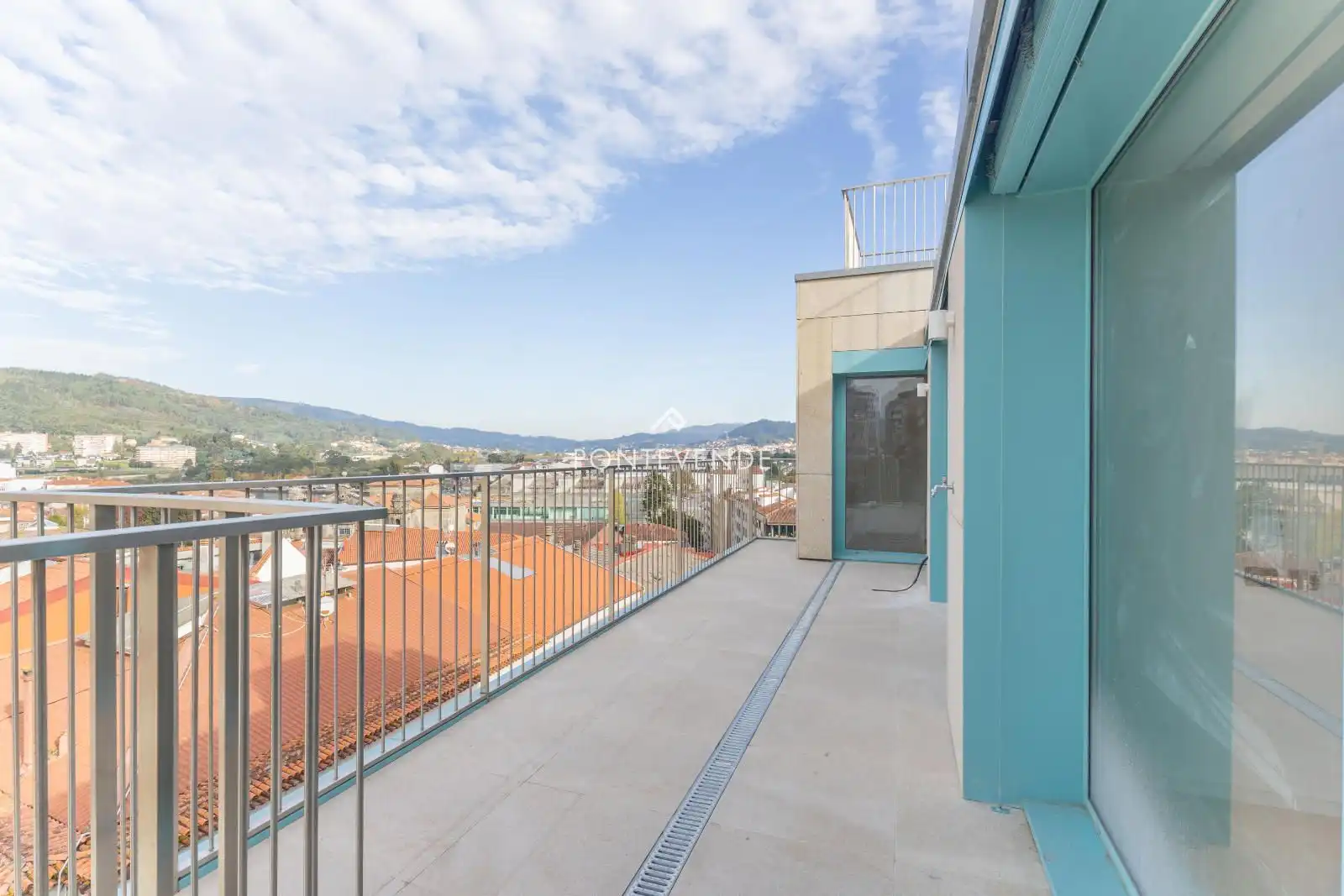 https://static.fotocasa.es/images/ads/dee49d44-a56d-467d-bb9d-ee417e7d4655?rule=original
