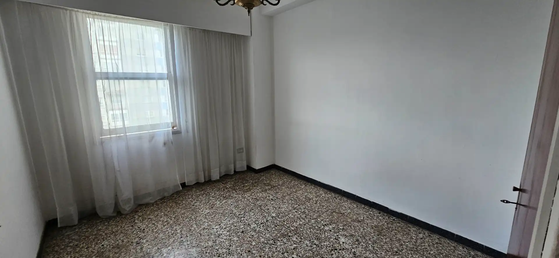 https://static.fotocasa.es/images/ads/e4f9e245-9c0b-4e16-8c95-43aed6df3817?rule=original